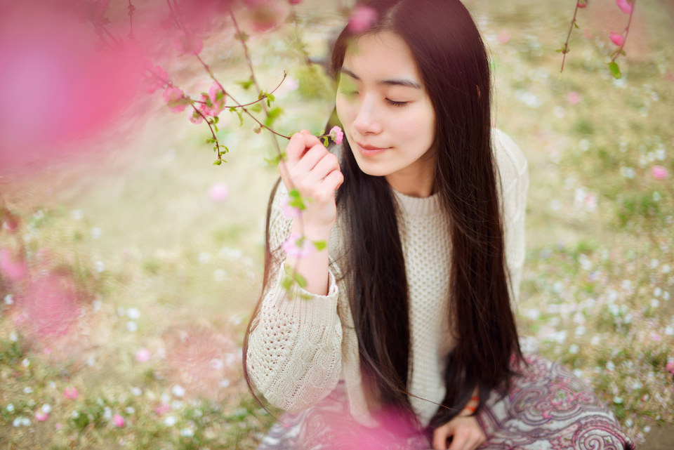 花下女子的甜美迷人图